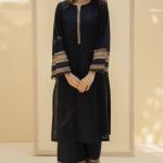 “Wrapped in tradition, shining in Gota Kinari’s glow 🌸”