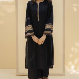 “Wrapped in tradition, shining in Gota Kinari’s glow 🌸”