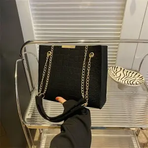 "Fashion Felt Shoulder Bag: Women's crescent saddle design, armpit handbag with advanced texture."
