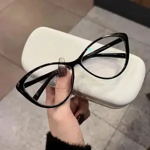 Women's Vintage Cat Eye Glasses – 2024 Fashion, anti-blue light, large transparent frame. Perfect for reading & screen time!