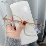 "Oversized Anti-Blue Light Glasses: Luxury, transparent, and stylish eyewear for men and women."