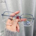 "Oversized Anti-Blue Light Glasses: Luxury, transparent, and stylish eyewear for men and women."